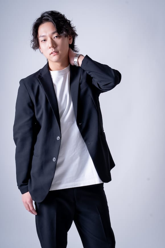 ダーク背景でスーツの全身ポートレート、ブランディング用のプロフィール写真