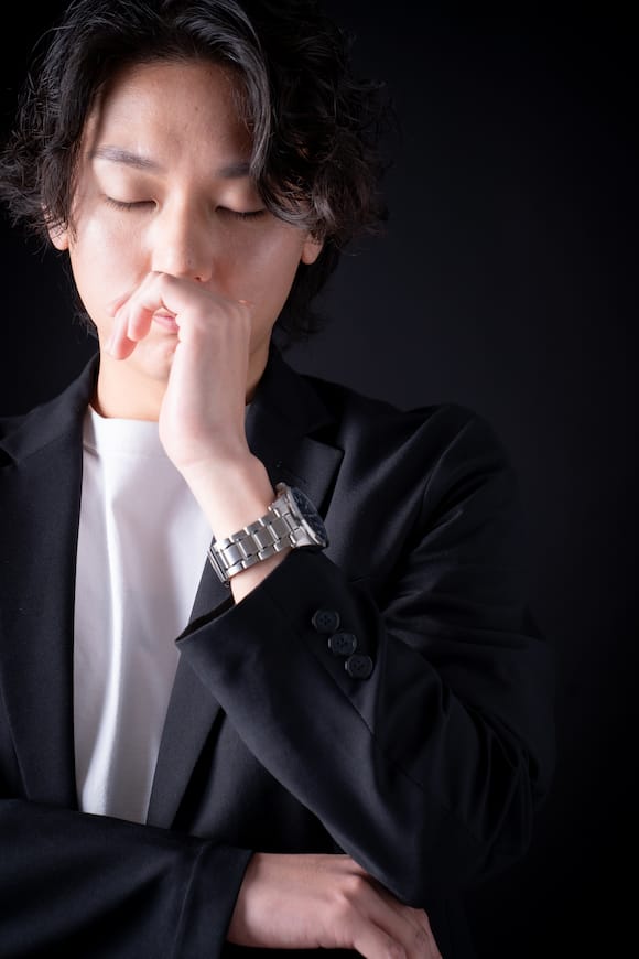 黒背景のアップポートレート、広告用ビジュアルに使えるムーディーな表現